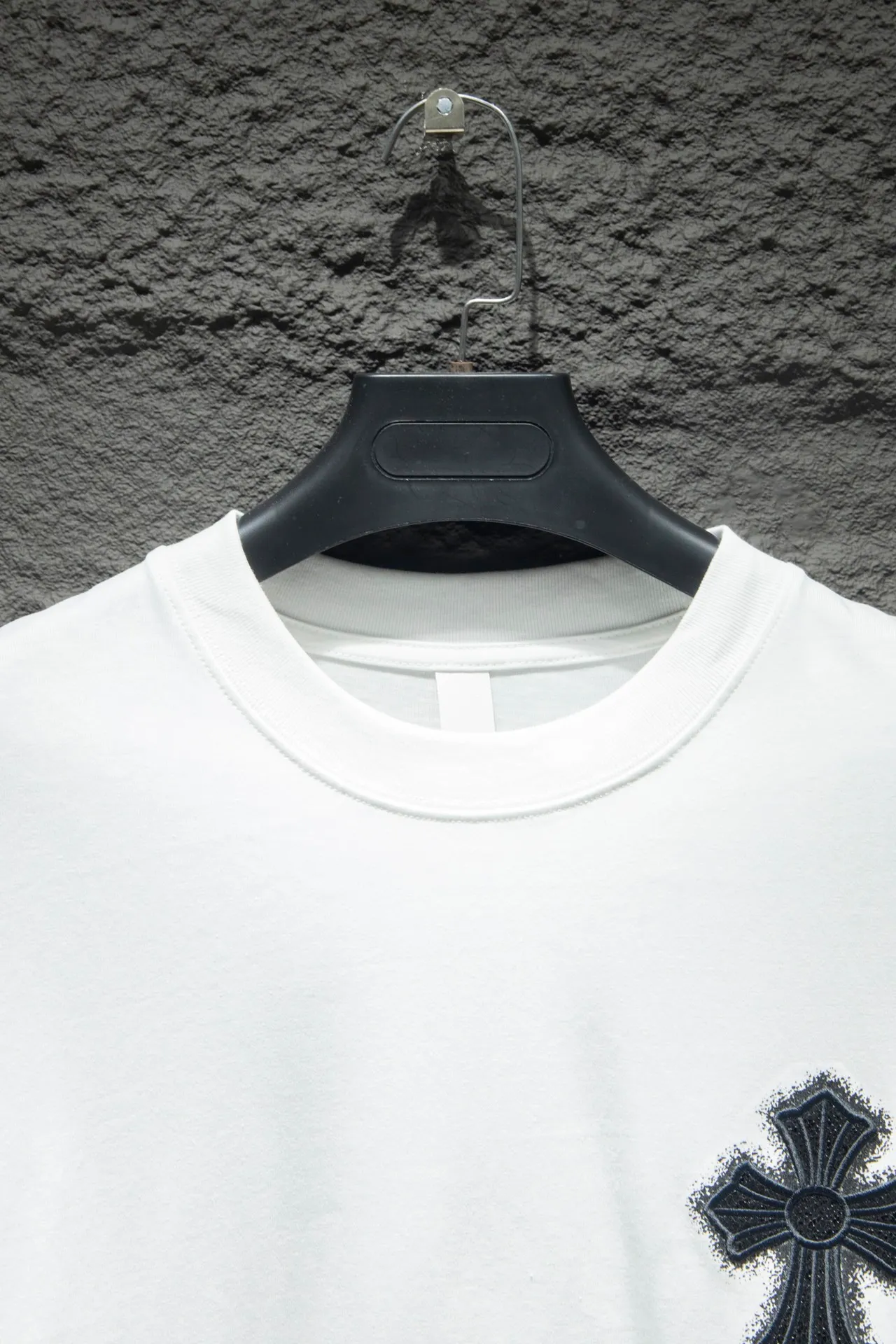 P170 🆕Chrome Hearts os version is really charming and Chrome Hearts is really a must-have. Each season's new version is made to the extreme. It is very practical and can be worn casually. Nice✔️ - ⚠️100% cotton. It is made of 32-count double yarn, 260-gram weight fabric and imported knitted carded cotton. It has moderate thickness, drape and contour, and the upper body is comfortable! ! It is very tolerant to fat body types and can instantly lose five pounds after wearing it!  The front and rear panels are hand-printed on the silk screen platen, and the 3D full-color scan pattern is used as film to ensure that the printing pattern is restored to the highest degree, and the printing has a cracking effect and is reinforced and not easy to fall off. The upper and lower LOGO printing has a strong touch texture. The printing material uses environmentally friendly active water slurry, and the base anti-sublimation liquid. The ready-made garments can withstand washing without stripping. Front panel #Back panel Simple elements# Artistic arrangement of English letters Imported Tajima high-density heavy industry embroidery technology Three-dimensional and full fonts The addition of handmade elements to the body of the garment greatly increases the interest of the garment and creates a unique visual effect. After special fraying effect treatment, a unique distressed effect is formed. An irregular hem is added to the version. This year, Crow Heart is focusing on the version. In the past two years, the oversize version has become the focus of the trend. It has also been a popular staple in the past two years. The change of designers has made this brand an instant hit. The progressive fashion of the times also needs the blood impact of fresh elements and trendy designs in order to continue its glory! It’s stylish both inside and outside, a must-have for high street travel! An absolute "eye-catching style" that can match couples 💏 Color: black and white Size: S M L XL